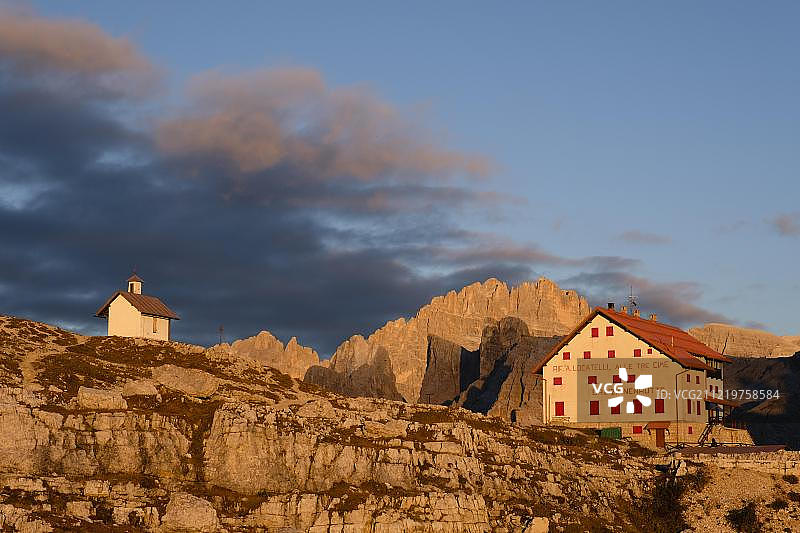 Dreizinnenhutte,避难所,A. Locatelli避难所,傍晚的灯光,埃尔弗科菲尔在后,意大利南蒂罗尔塞克斯滕白云石图片素材
