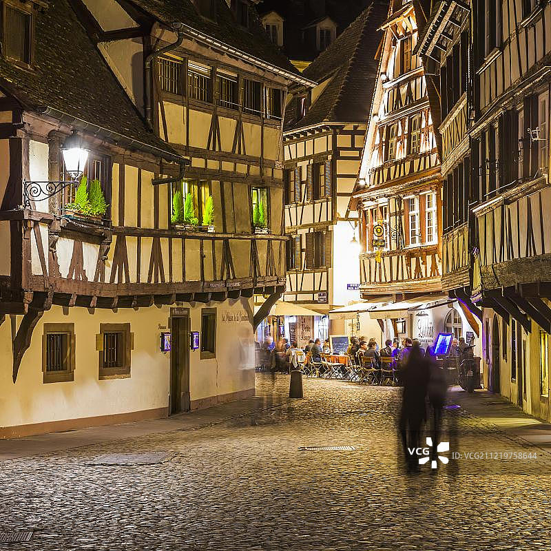 斯特拉斯堡街区的餐厅和酒吧夜景图片素材