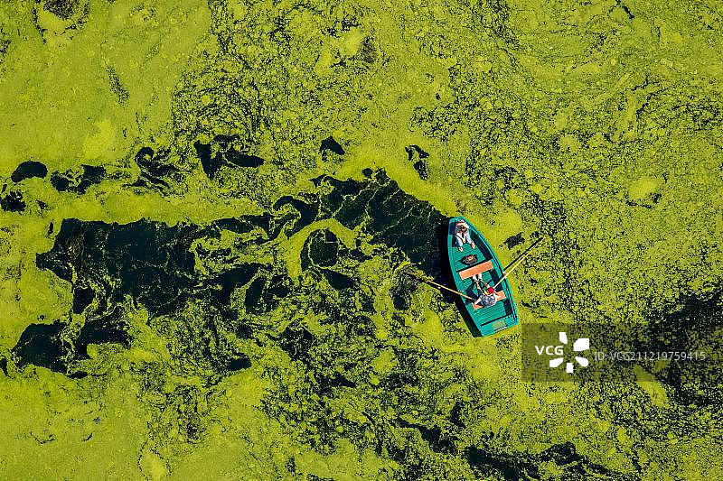 鲁尔区维滕市肯纳德水库中穿梭于水草间的划艇航拍景色图片素材