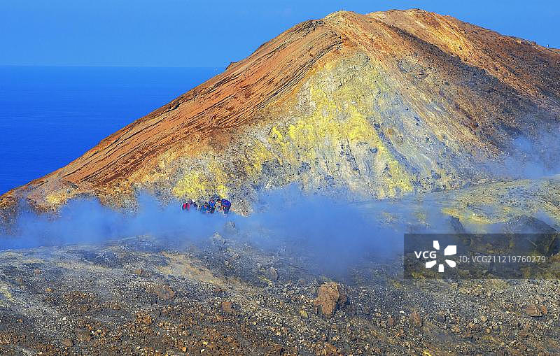 人们穿过火山岛大火山口边缘的喷气孔，意大利图片素材