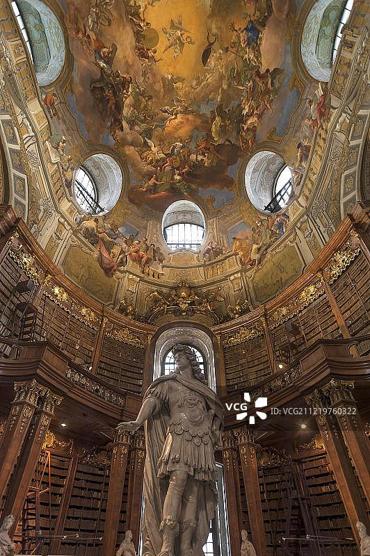 奥地利国家图书馆礼堂中查理六世雕像旁的壁画图片素材