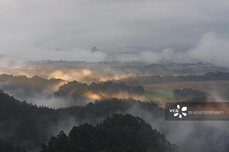 德国萨克森瑞士国家公园的趣味光影、雾和云图片素材