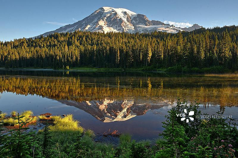 美国华盛顿雷尼尔山国家公园雷尼尔山的倒影图片素材