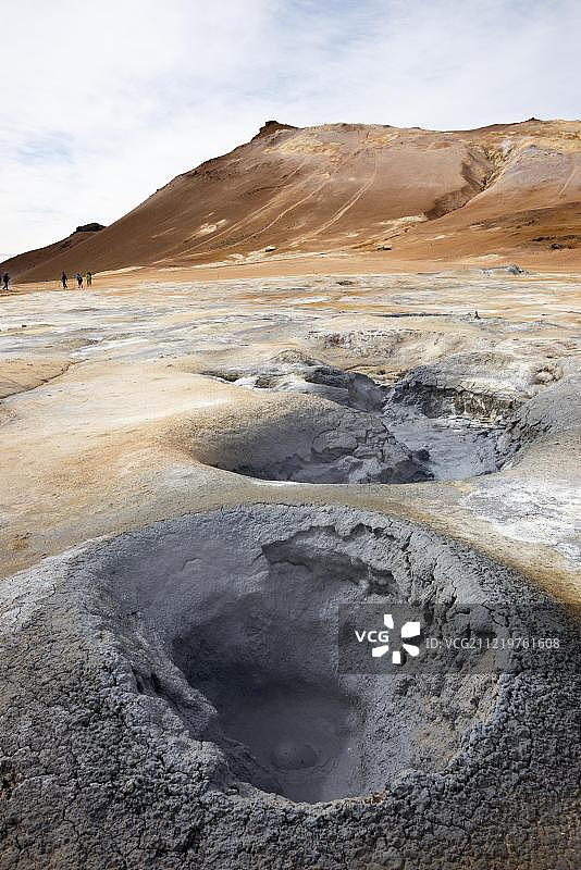冰岛北部 geothermal 区域的泥浆池和喷气孔图片素材