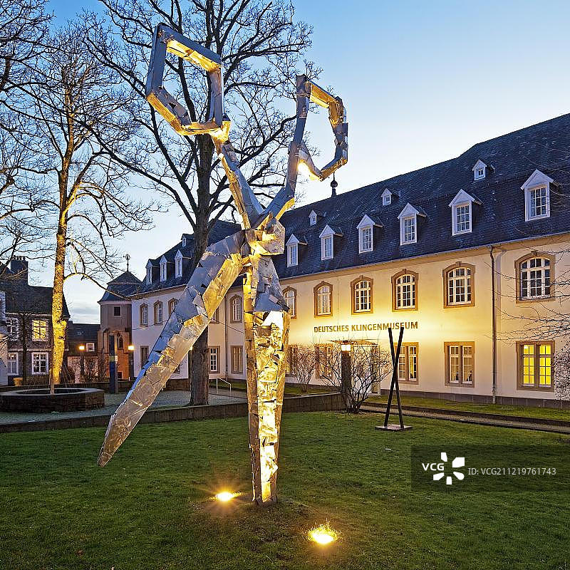 德国刀刃博物馆的雕塑《步伐》图片素材