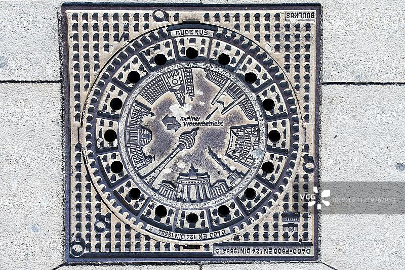 柏林亚历山大广场的井盖图片素材