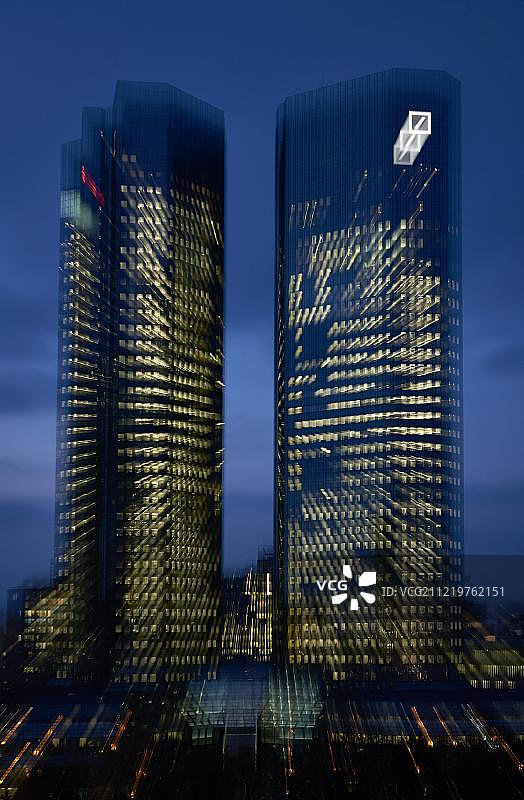 德国法兰克福德意志银行总部夜景图片素材