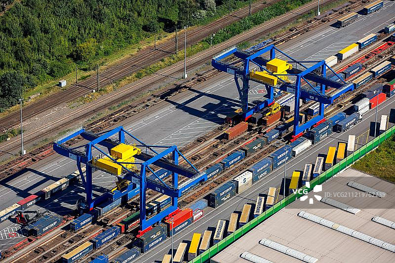 德国北莱茵-威斯特法伦州杜伊斯堡Logport III集装箱码头和龙门起重机图片素材