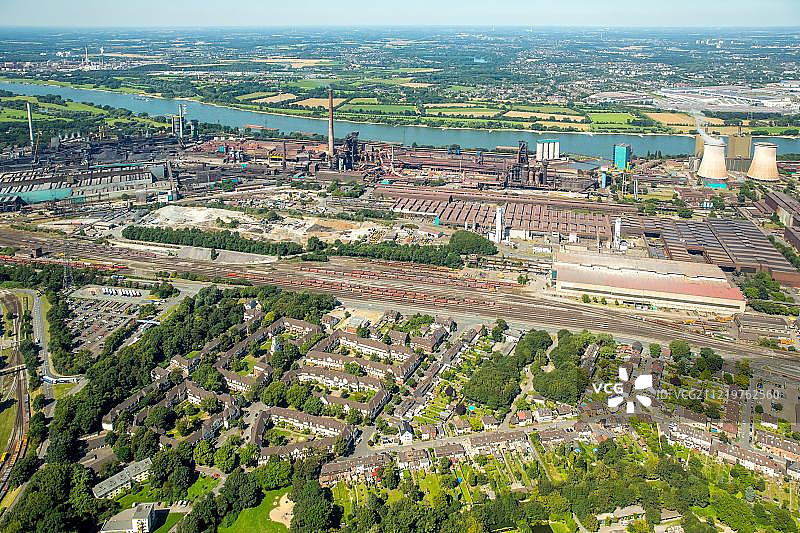 工人住宅区、焦化厂和钢铁厂，位于北莱茵-威斯特法伦州杜伊斯堡图片素材