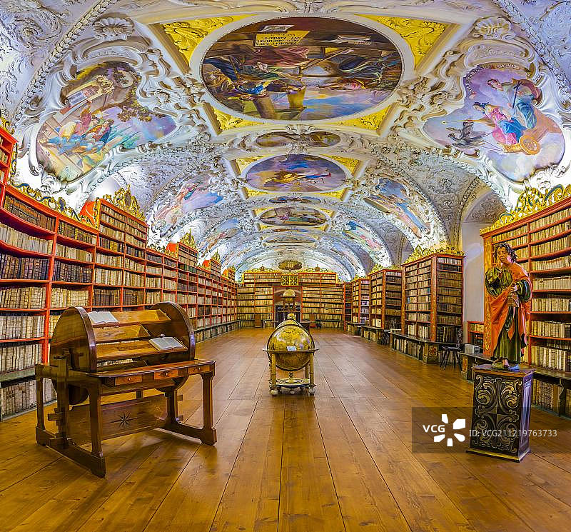 斯特拉霍夫修道院神学大厅：历史图书馆、地球仪和古籍（布拉格，捷克共和国，欧洲）图片素材