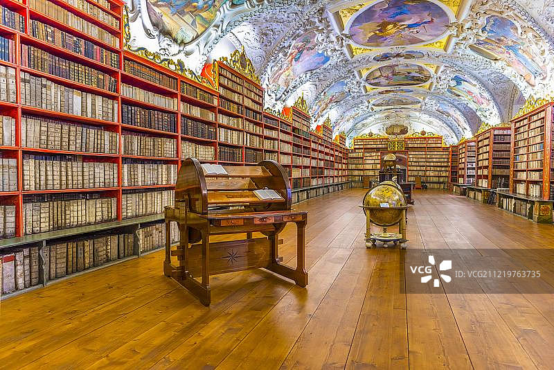 斯特拉霍夫修道院神学大厅：历史图书馆、地球仪和古籍（布拉格，捷克共和国，欧洲）图片素材