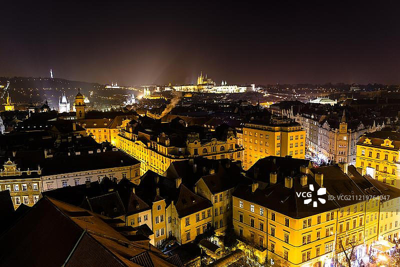 布拉格老市政厅夜景：远眺布拉格城堡和圣维特大教堂图片素材