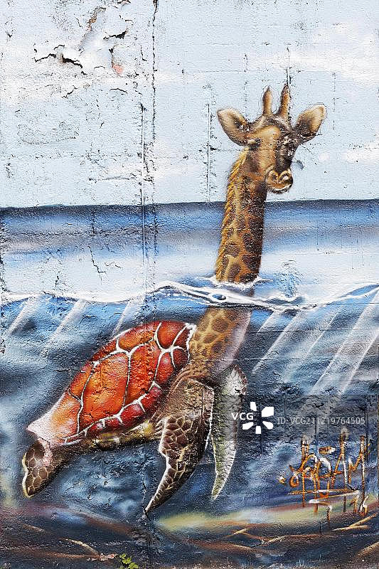 长颈鹿在海中游泳涂鸦超现实城市街头艺术，德国北莱茵-威斯特法伦州鲁尔区杜伊斯堡图片素材