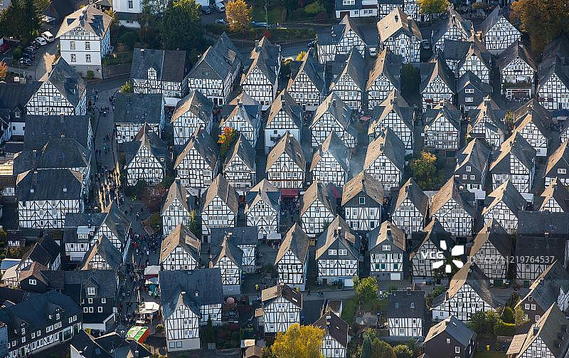 德国北莱茵-威斯特法伦州弗罗伊登贝格历史中心Alter Flecken的桁架结构房屋鸟瞰图图片素材