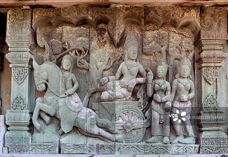 泰国春武里府真理寺的木雕浮雕神话人物图片素材