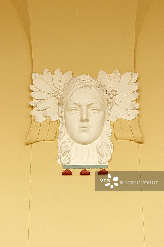 布拉格中央车站新艺术风格墙壁雕塑头部细节，捷克共和国，欧洲图片素材