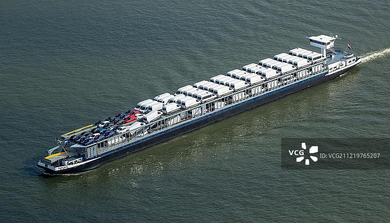 货船：在德国北莱茵-威斯特法伦州莱茵贝格的内河航道图片素材