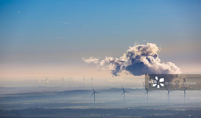 德国埃施韦勒RWE韦斯韦勒发电厂的烟云和风力发电厂图片素材