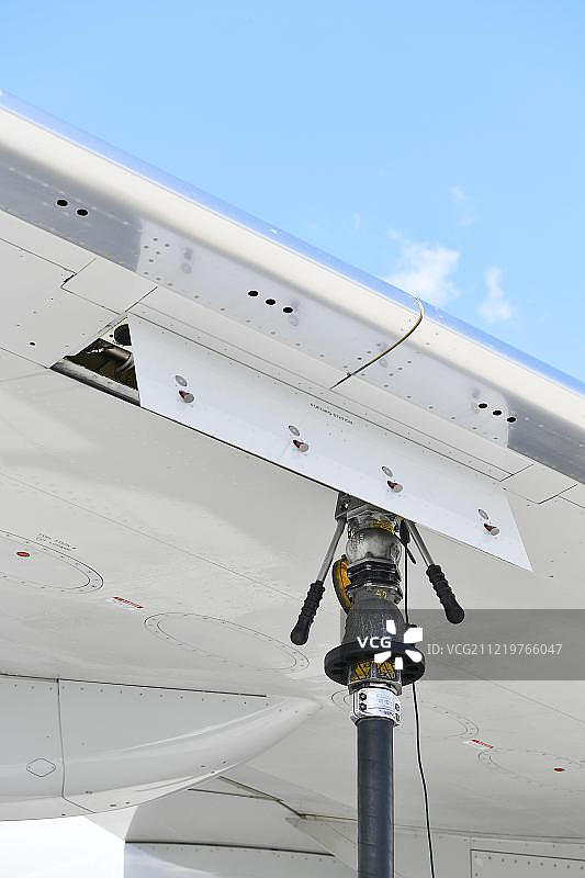 波音B737飞机机翼上的油箱喷嘴，在德国慕尼黑机场加油图片素材