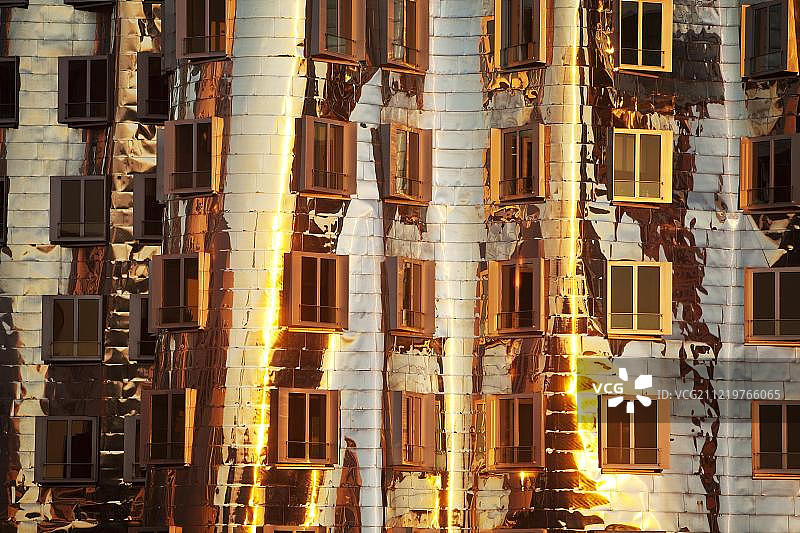 德国杜塞尔多夫新关税大厦盖里大楼外墙夜景图片素材