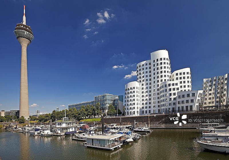 杜塞尔多夫码头，背景是莱茵塔和盖里建筑图片素材