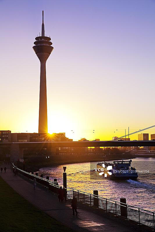 日落时分的莱茵电视塔、莱茵河和货船，德国杜塞尔多夫图片素材