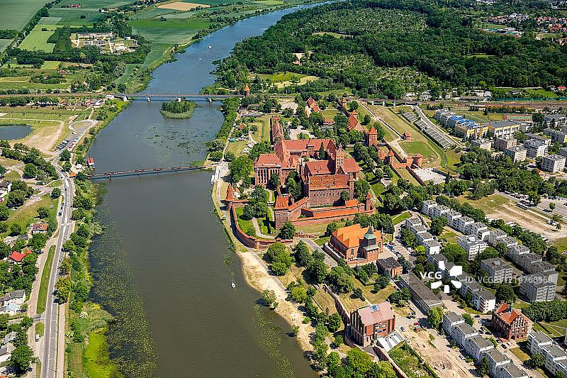 马尔堡城堡与诺加特河城市景观图片素材