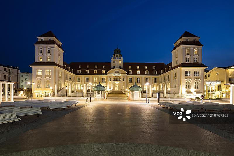 德国吕根岛滨茨，夜晚灯火通明的疗养院图片素材