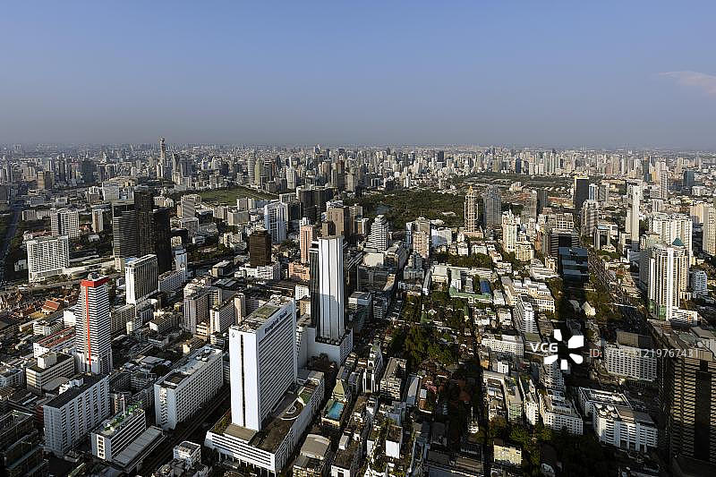 曼谷大京都大厦观景：帕图姆万和瓦塔纳区城市全景及伦披尼公园，泰国，亚洲图片素材