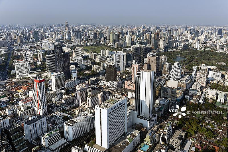 曼谷大京都大厦观景：帕图姆万和瓦塔纳区城市全景及伦披尼公园，泰国，亚洲图片素材