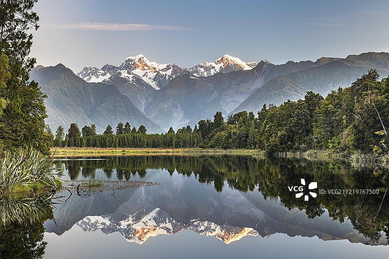 新西兰西海岸地区，马瑟森湖中库克山和塔斯曼山的倒影图片素材