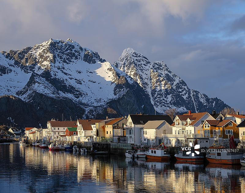 挪威罗弗敦群岛亨宁斯韦尔的傍晚景色图片素材