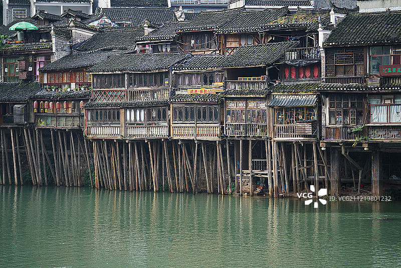 湖南湘西凤凰古城地标建筑景观——沱江之滨的吊家楼老建筑图片素材