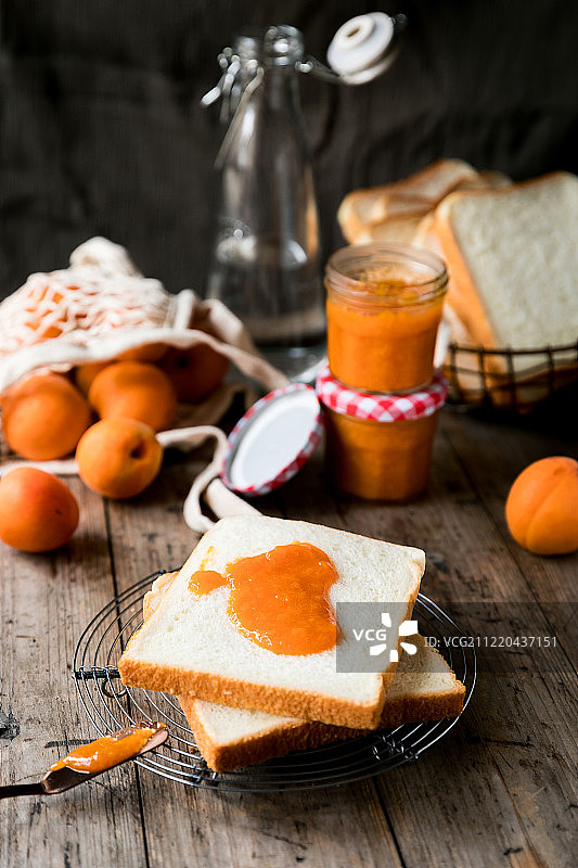 自制自然风味杏子熬制果酱配吐司切片面包图片素材