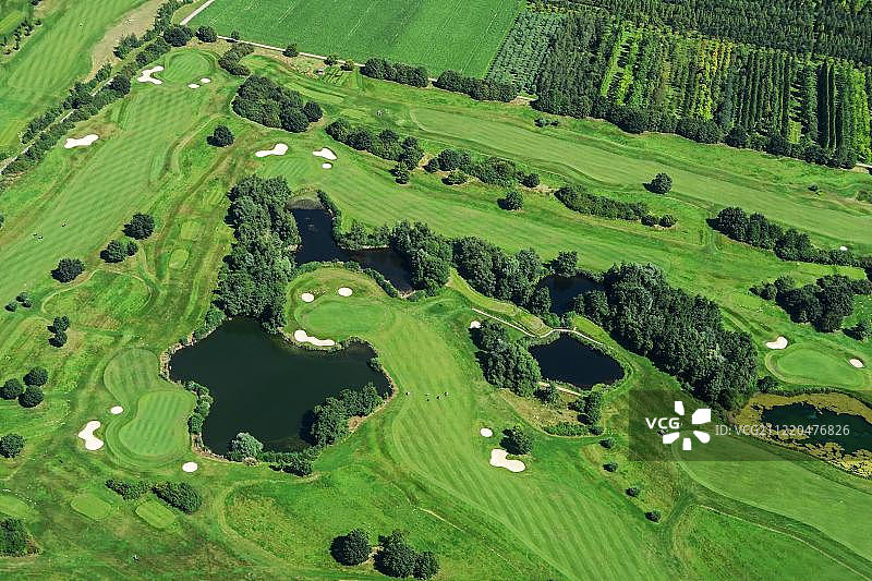 高尔夫球场上的绿色池塘区域，位于德国克雷费尔德，欧洲图片素材