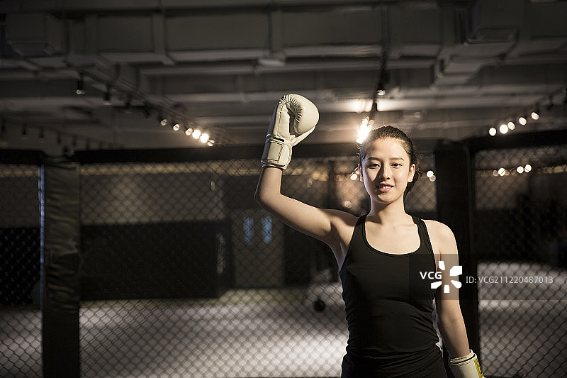 高举手臂获胜的女拳击手图片素材