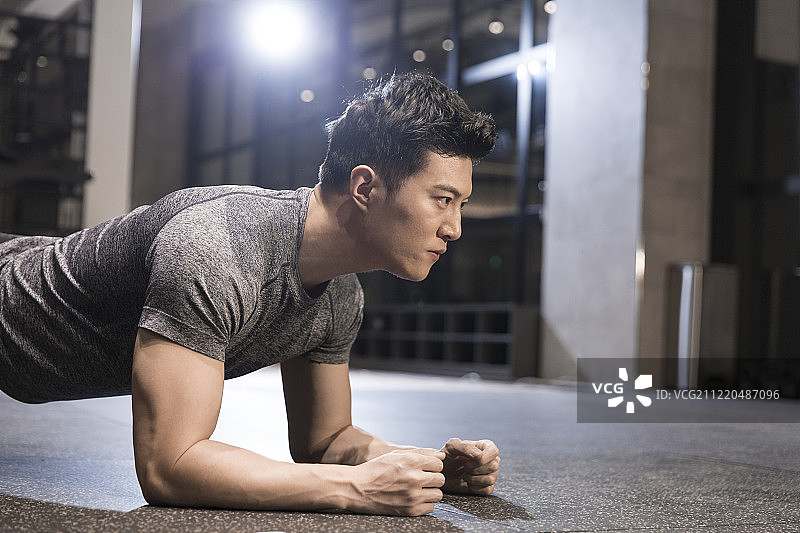 两个年轻男子在健身房做平板支撑运动图片素材