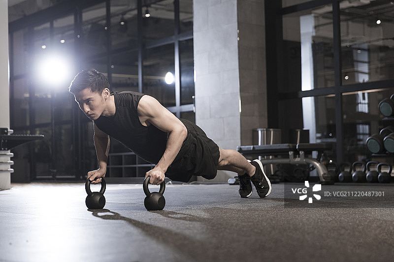 年轻男子健身房运动图片素材