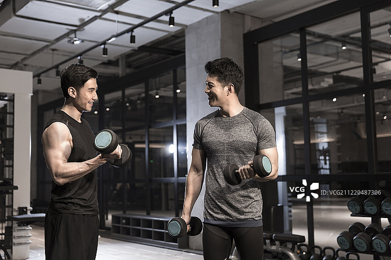 两个青年男子健身房运动图片素材