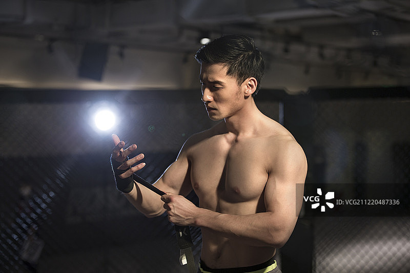 青年男拳击手捆绑手带图片素材