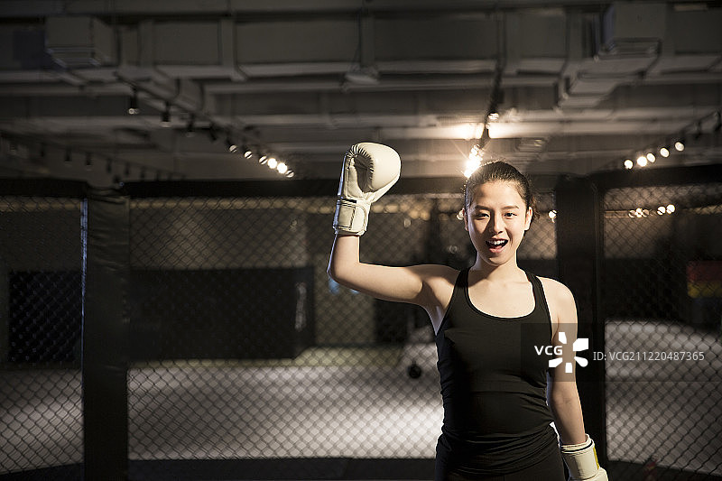青年女拳击手欢呼胜利图片素材