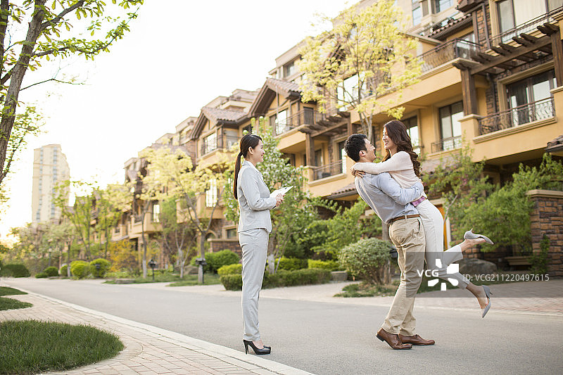 幸福的年轻情侣买到新房图片素材