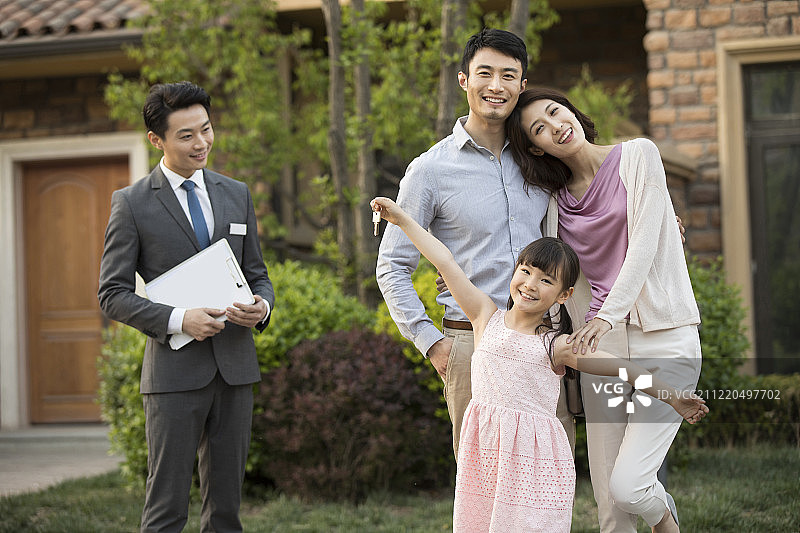 幸福的年轻家庭买到新房图片素材