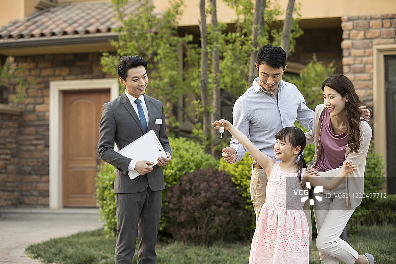 幸福的年轻家庭买到新房图片素材