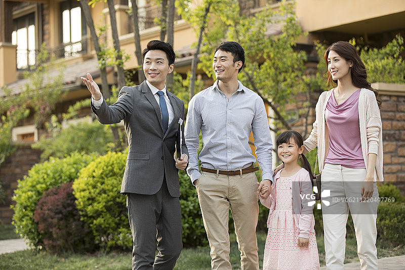 开心的年轻家庭挑选新房图片素材