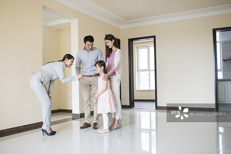 房产经纪人给年轻家庭新房钥匙图片素材