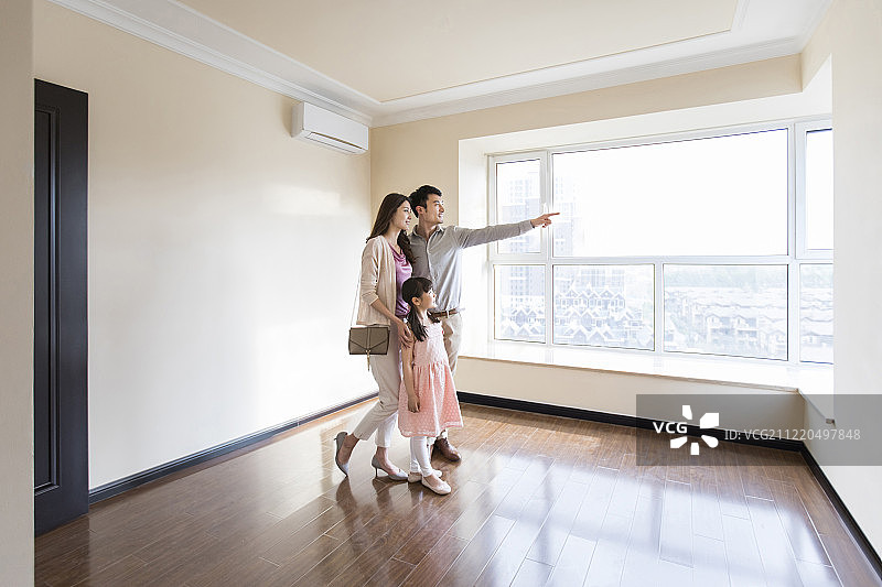 开心的年轻家庭入住新房子图片素材