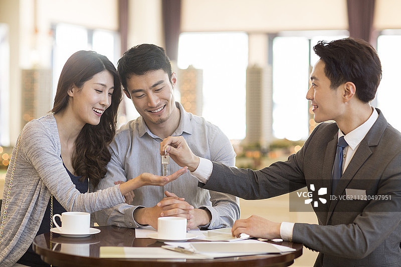 年轻夫妇在售楼处买新房图片素材