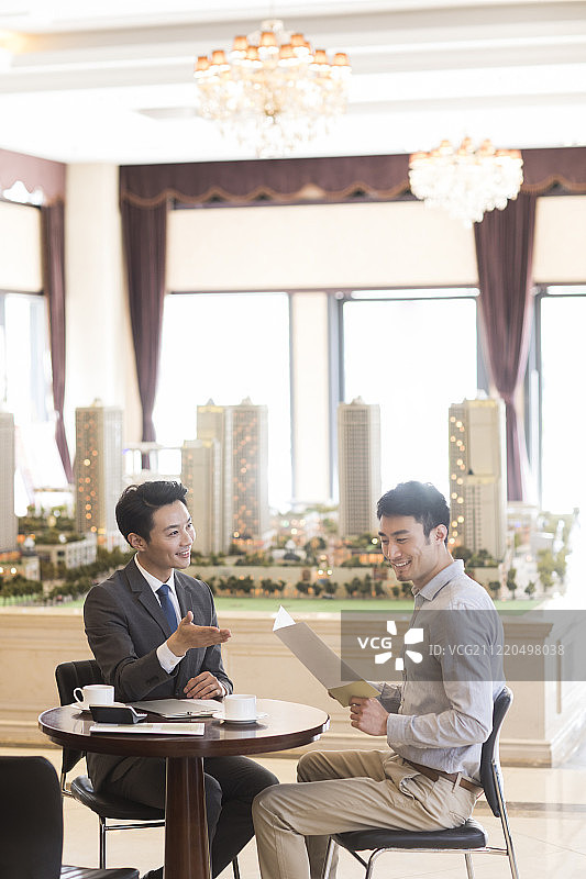 年轻男子在售楼处买新房图片素材