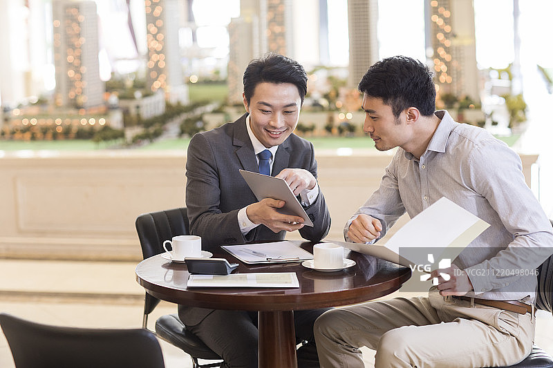 年轻男子在售楼处买新房图片素材